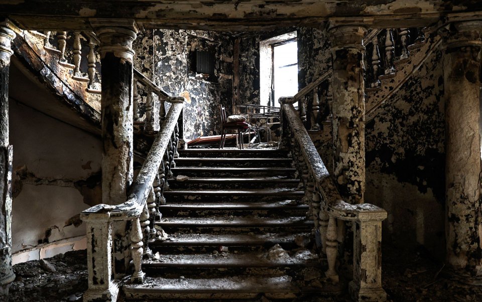 Зруйнований драмтеатр у Маріуполі. Вид зсередини