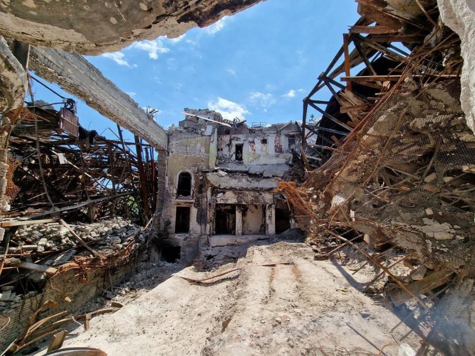 Зруйнований драмтеатр у Маріуполі. Вид зсередини