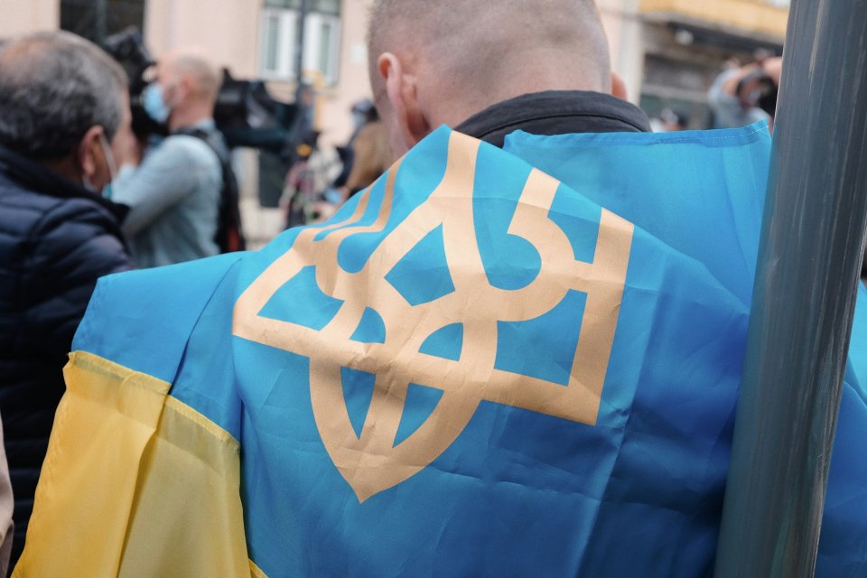 людина в українському прапорі