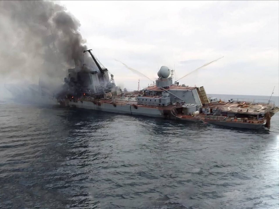 крейсер «Москва» тоне