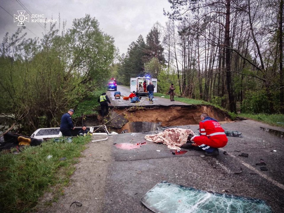 мікроавтобус провалився під землю на Київщині фото