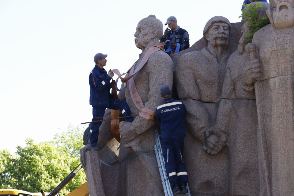 монумент перяславська рада демонтає