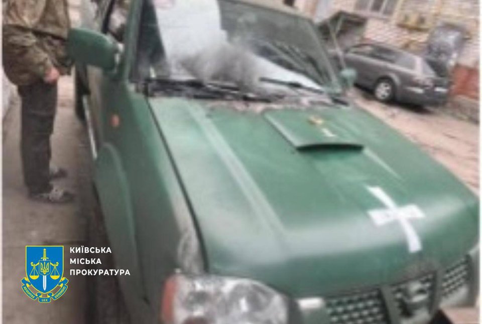 Двом юнакам, як підпалили військові автівки у Києві, повідомили про підозру