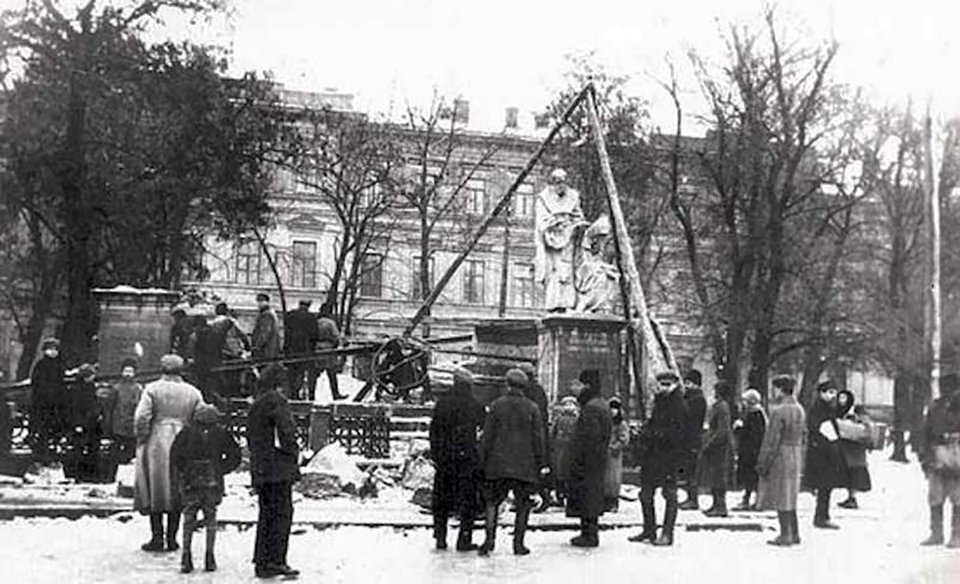 1926 рік. Перший пам'ятник зруйнували