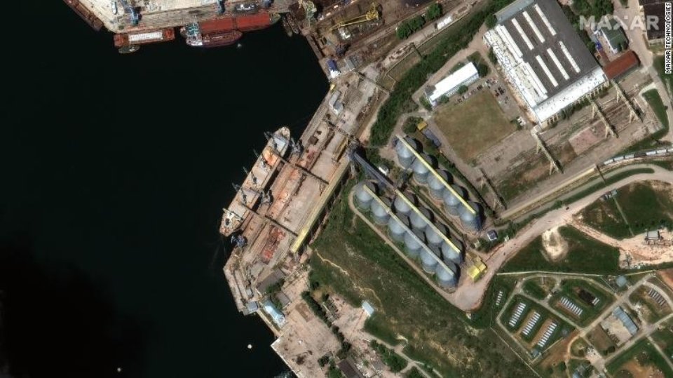 російські кораблі вивозять українське зерно із Криму
