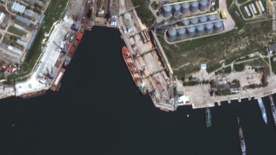 російський корабель вивозить українське зерно із Криму