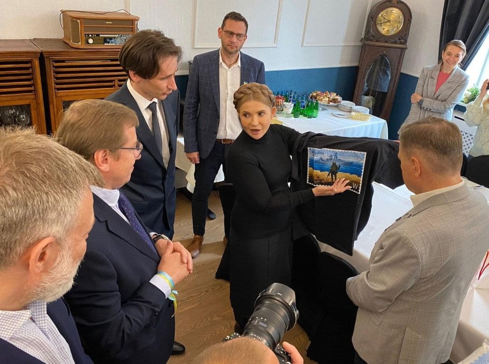 Юлія Тимошенко купила футболку-підробку з «русскім воєнним кораблем» 