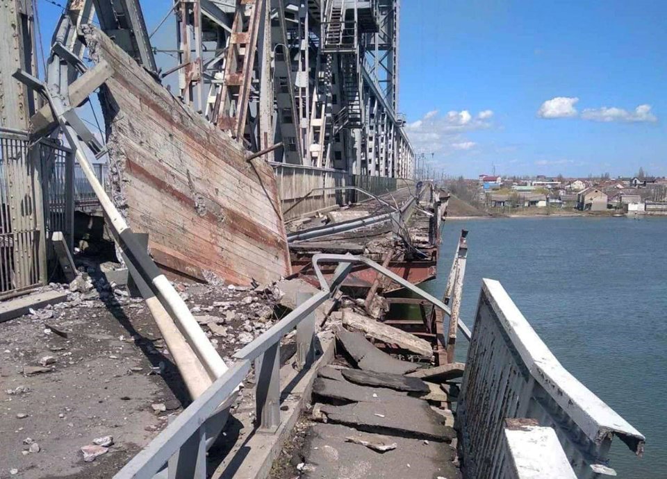 Зруйнований міст через Дністровський ліман