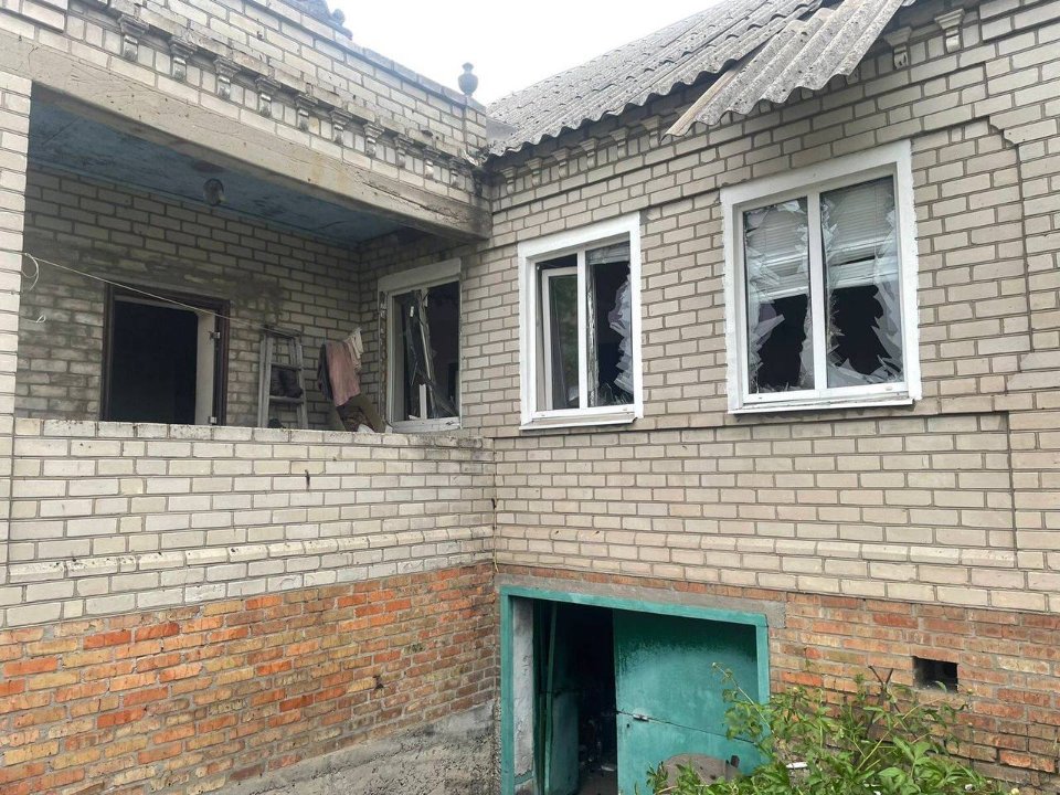 пошкоджений уламками ракети будинок у Дніпрі