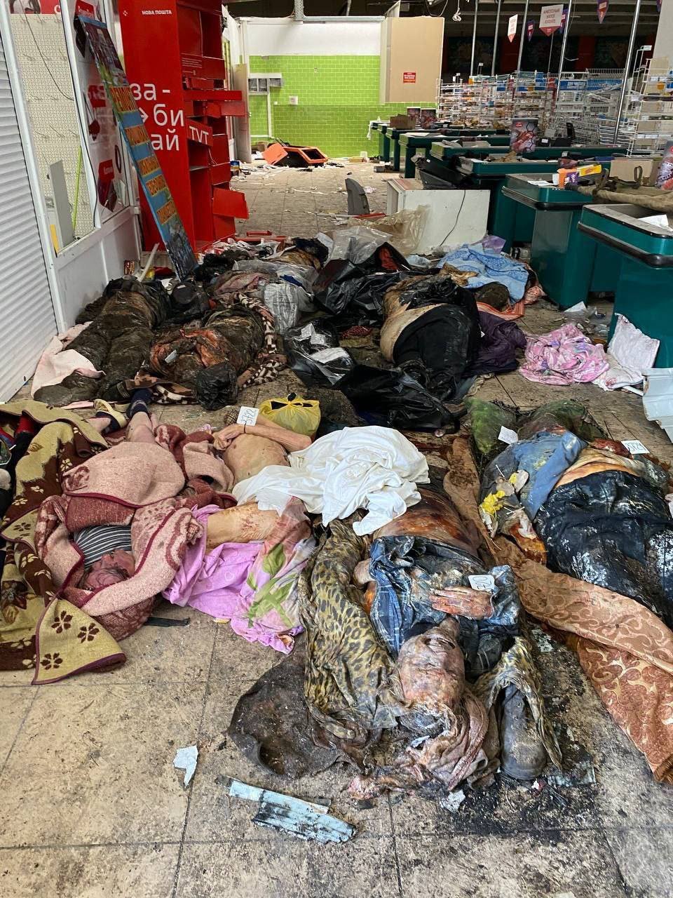 тіла загиблих в супермаркеті «Щирий кум» в Маріуполі