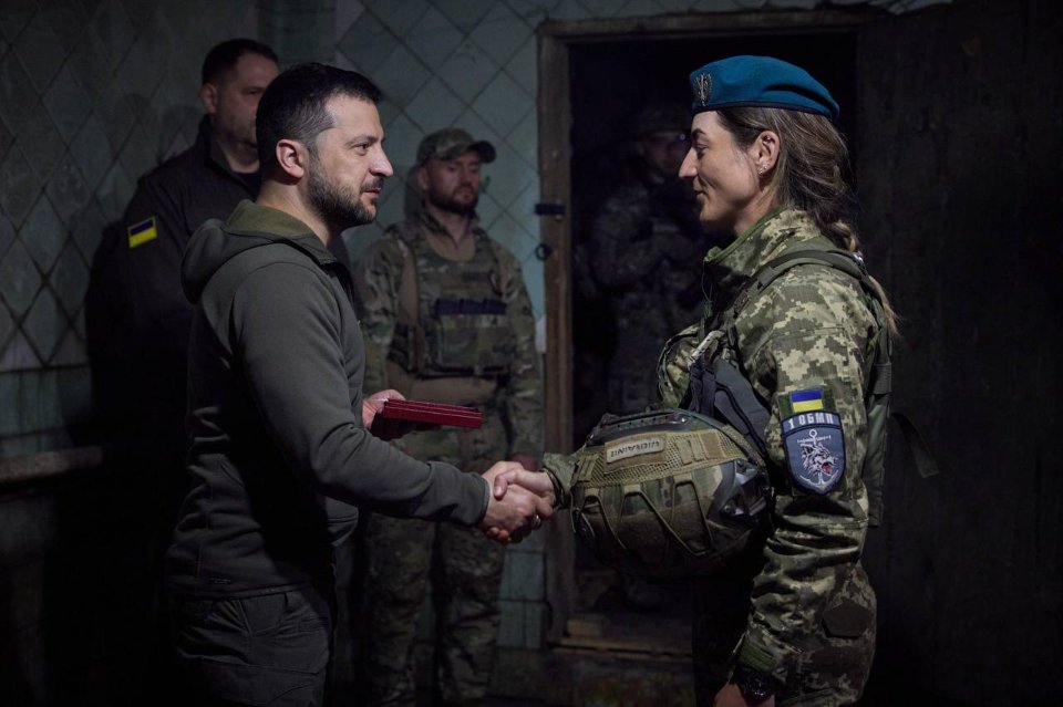 нагородження військової на передовій