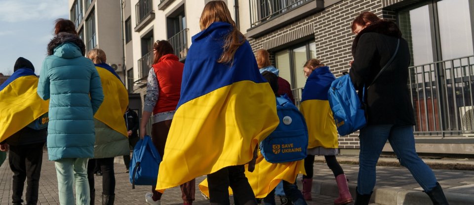 діти з українським прапором