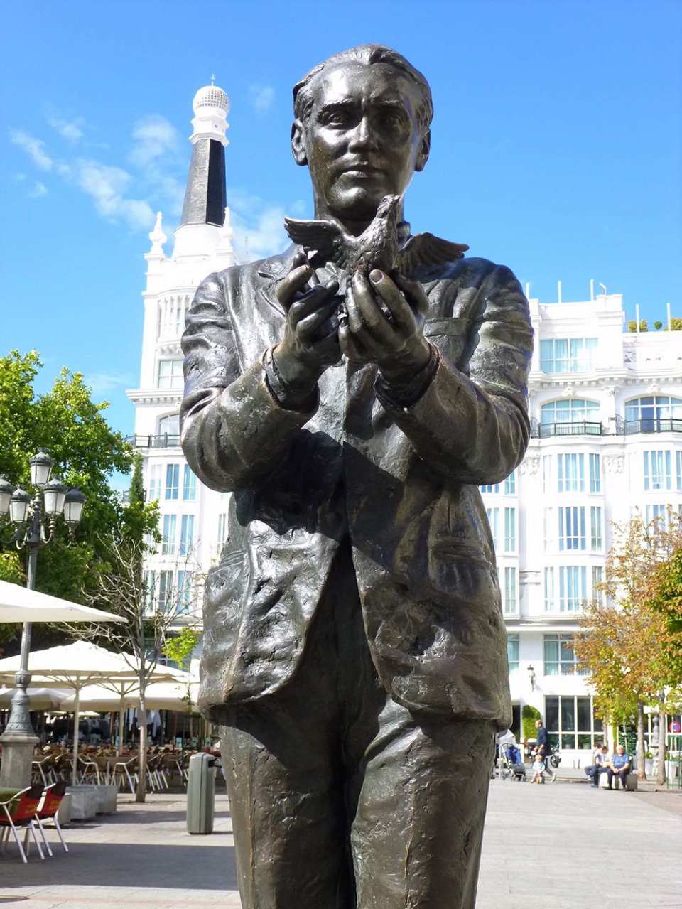 Статуя Гарсія Лорки встановлена ​​на видному місці на мадридської площі Пласа-де-Санта-Ана