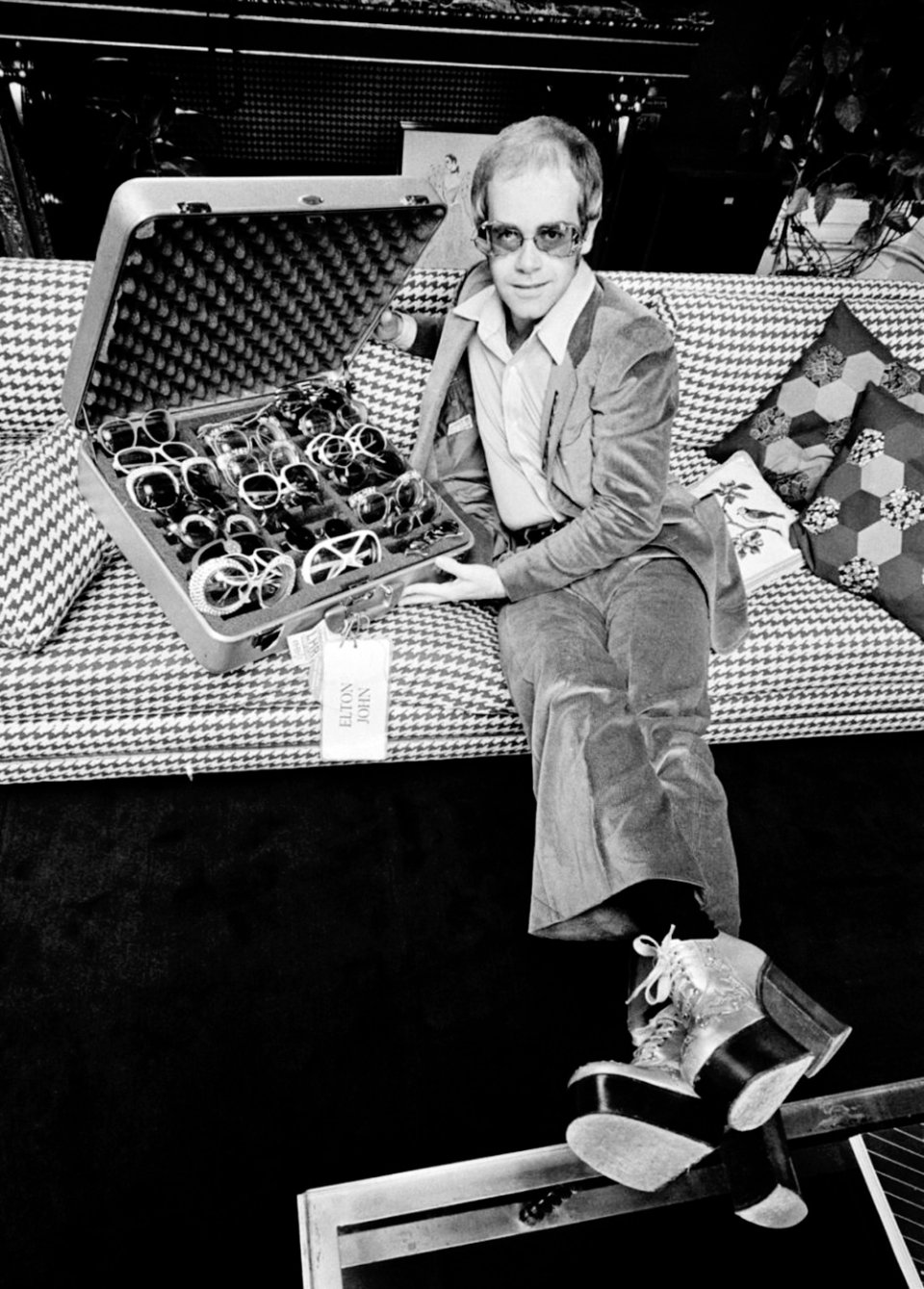 Елтон Джон зі своєю колекцією окулярів