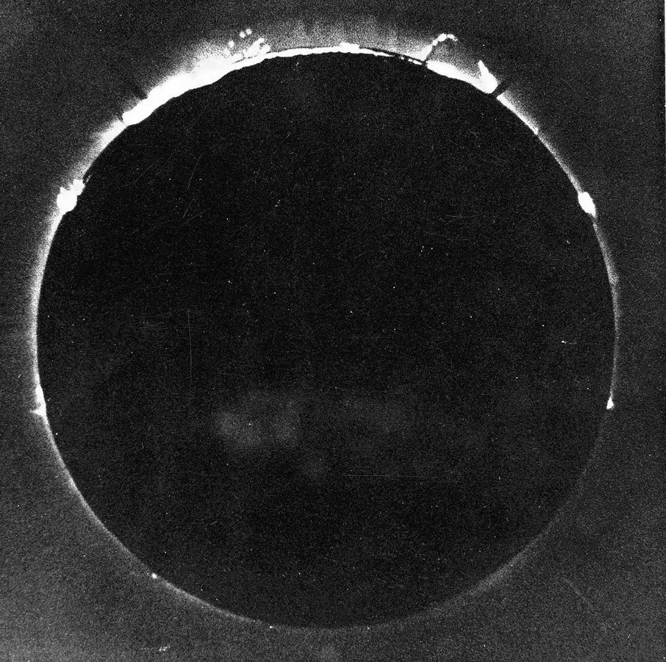 Перше фото сонячного затемнення 