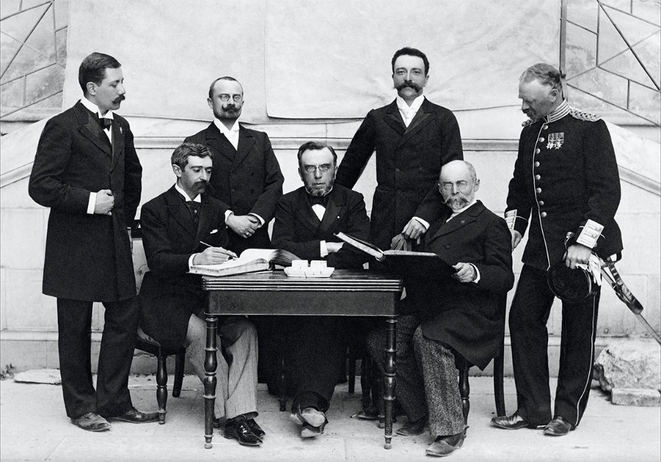 Кубертен, Вікелас та Бутовський (сидять), 1896 рік / IOC
