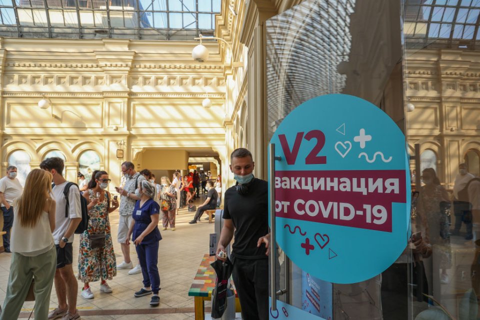 Пункт вакцинации в Москве / Getty Images