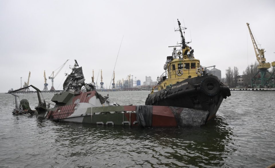 Частково затоплений корабель «Донбас» у Маріуполі