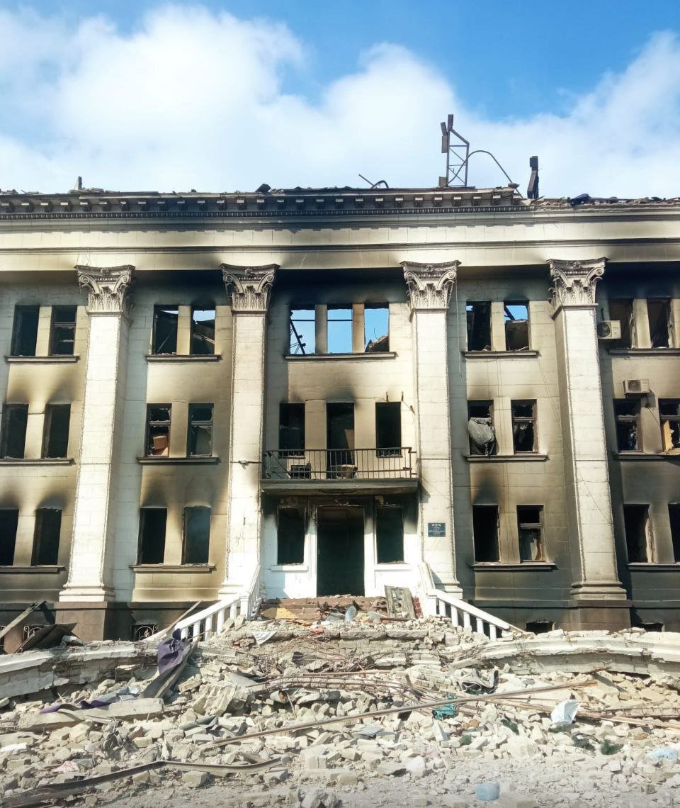 драмтеатр в Маріуполі після бомбардування