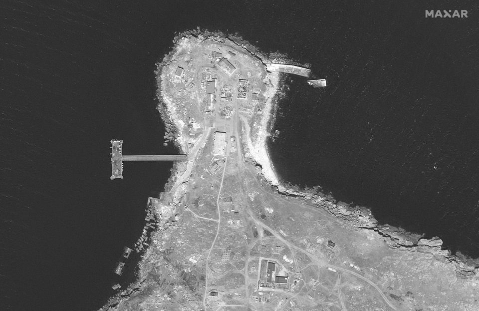 Maxar опублікував супутникові знімки острова Зміїний після удару ЗСУ по російських позиціях (фото)
