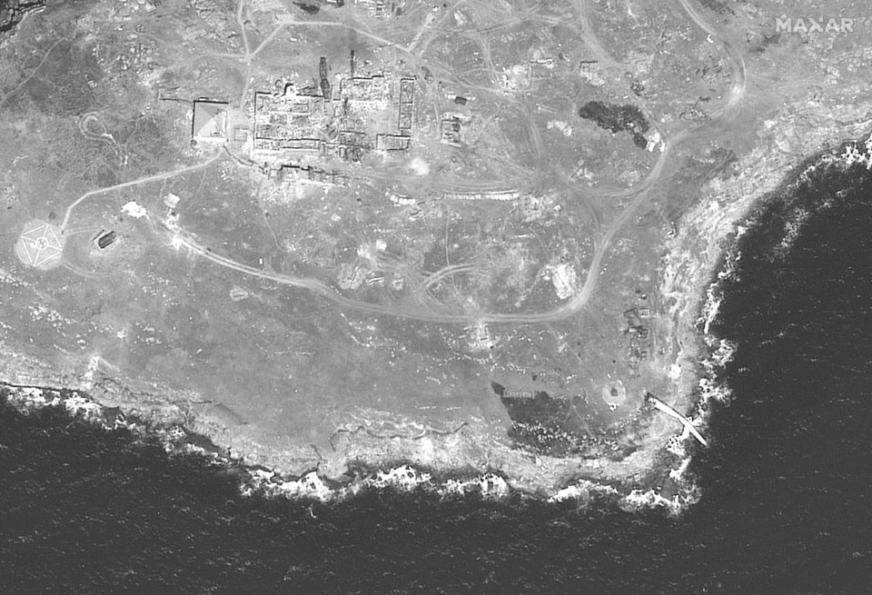 Maxar опублікував супутникові знімки острова Зміїний після удару ЗСУ по російських позиціях