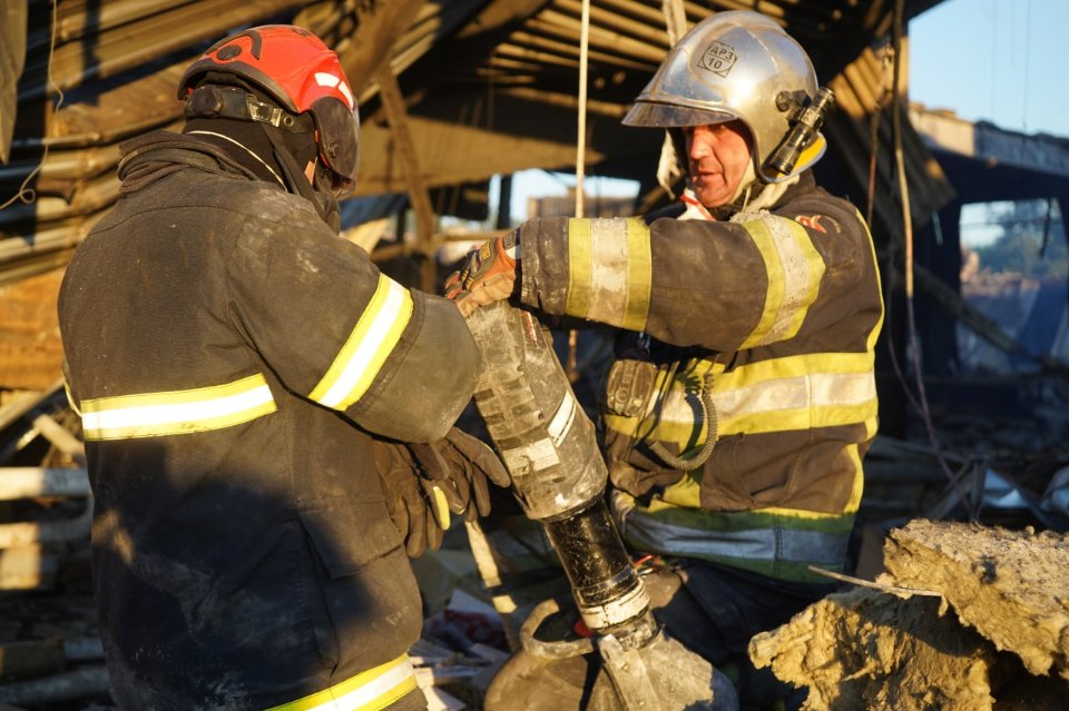 рятувальники на місці удару по торговому центру в Кременчуці