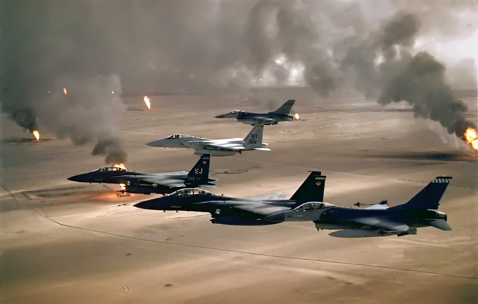 Американські літаки пролітають над палаючими свердловинами у Кувейті