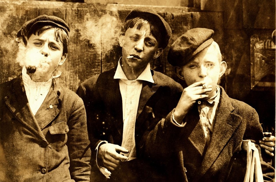 Американські підлітки із сигаретами в 1910 році / Wikimedia Commons