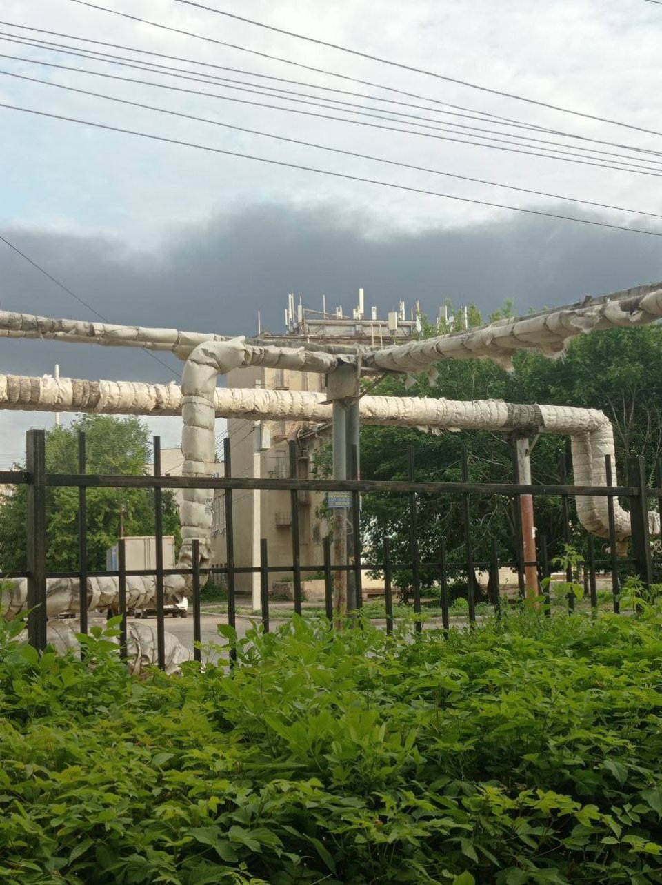 В Енгельсі третій день потужно палає нафтобаза після української атаки (фото, відео)