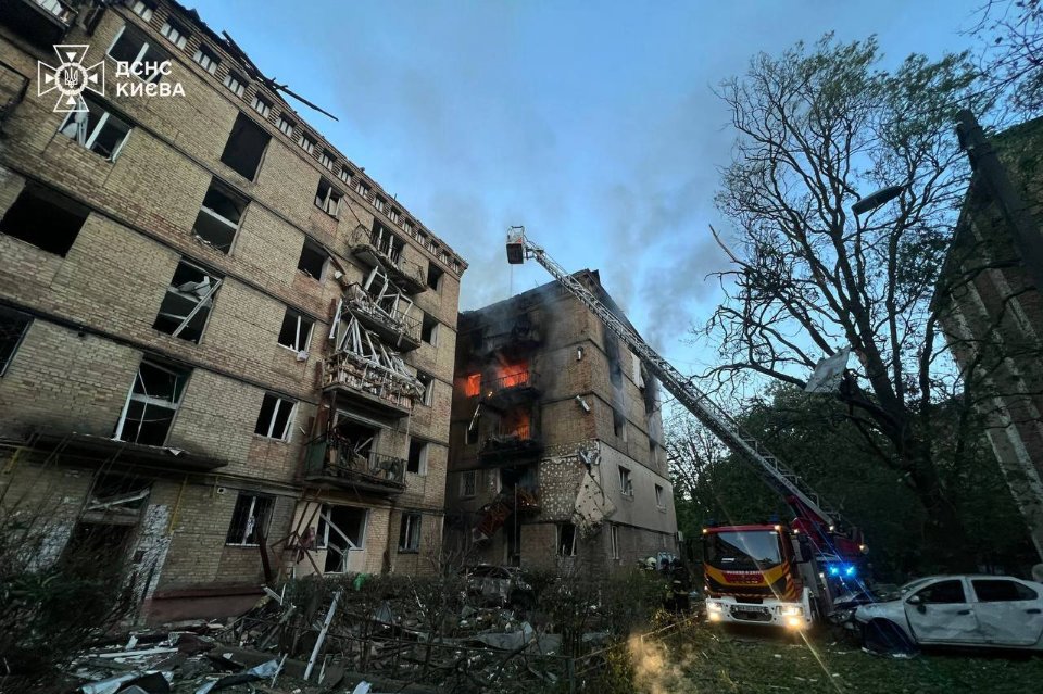 Київ всю ніч атакували дрони і ракети: багато загиблих, зруйновані будинки (фото, відео)