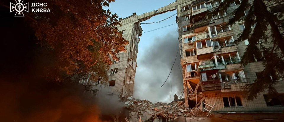 Київ всю ніч атакували дрони і ракети: багато загиблих, зруйновані будинки (фото, відео)