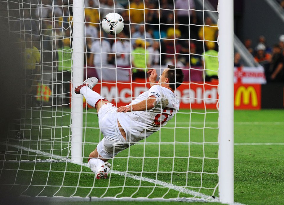У матчі на Євро-2012 Джон Террі вибив м'яч вже з воріт, але гол не зарахували / Getty  Images
