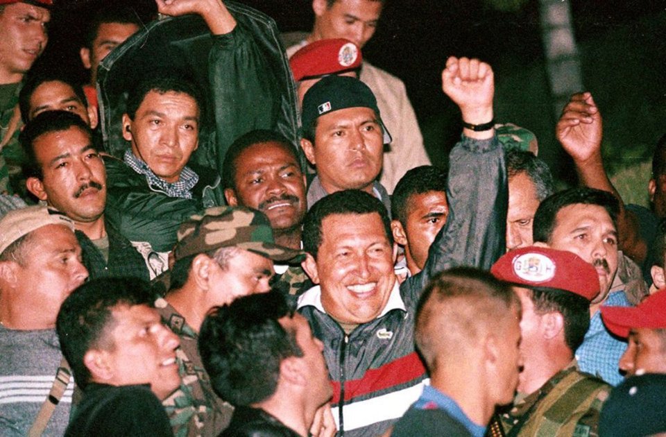 Сторонники Уго Чавеса приветствуют президента после возвращения в Каракас