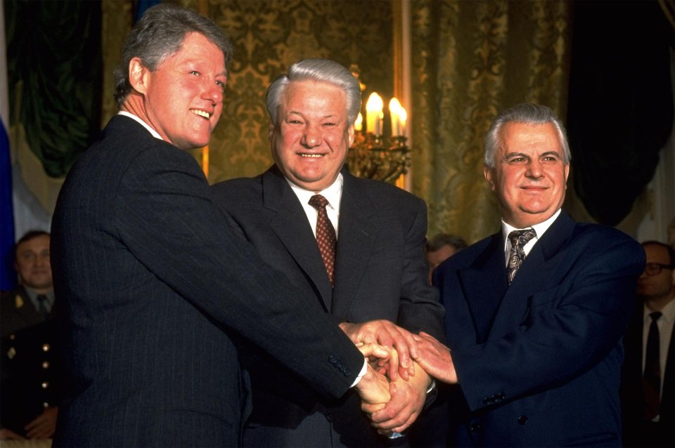 Президенти Білл Клінтон (США), Борис Єльцин (РФ) і Леонід Кравчук (Україна) після підписання угоди про вивезення з України ядерної зброї, 1994 рік