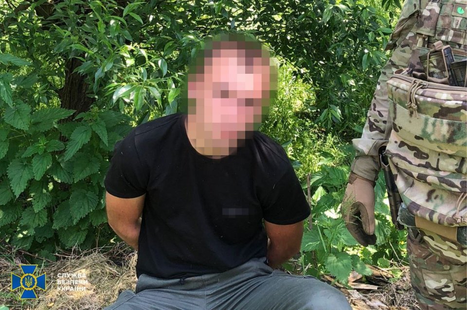 В Україні викрили мережу торговців трофейною зброєю: затримано 15 зловмисників (фото)