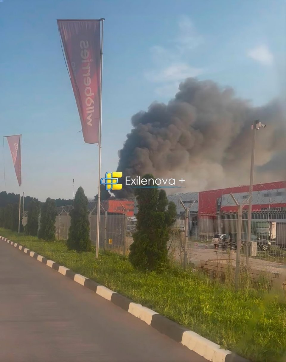 Під Москвою спалахнула пожежа після атаки дронів: у РФ заявили про сотні безпілотників