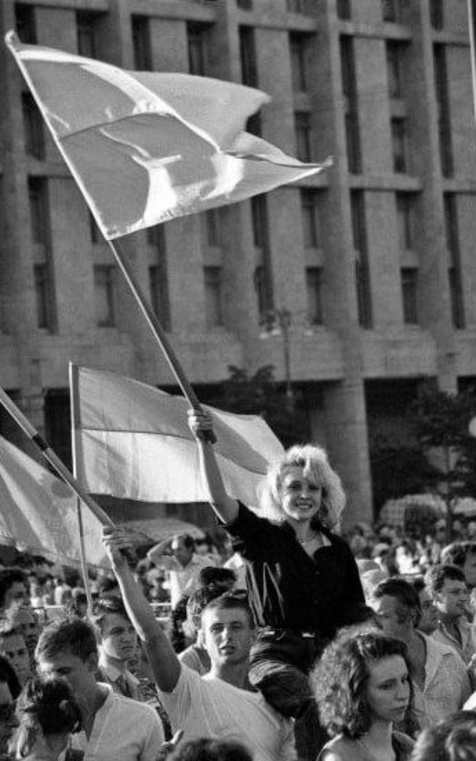 Дівчина з українським прапором на Майдані Незалежності 16 липня 1991