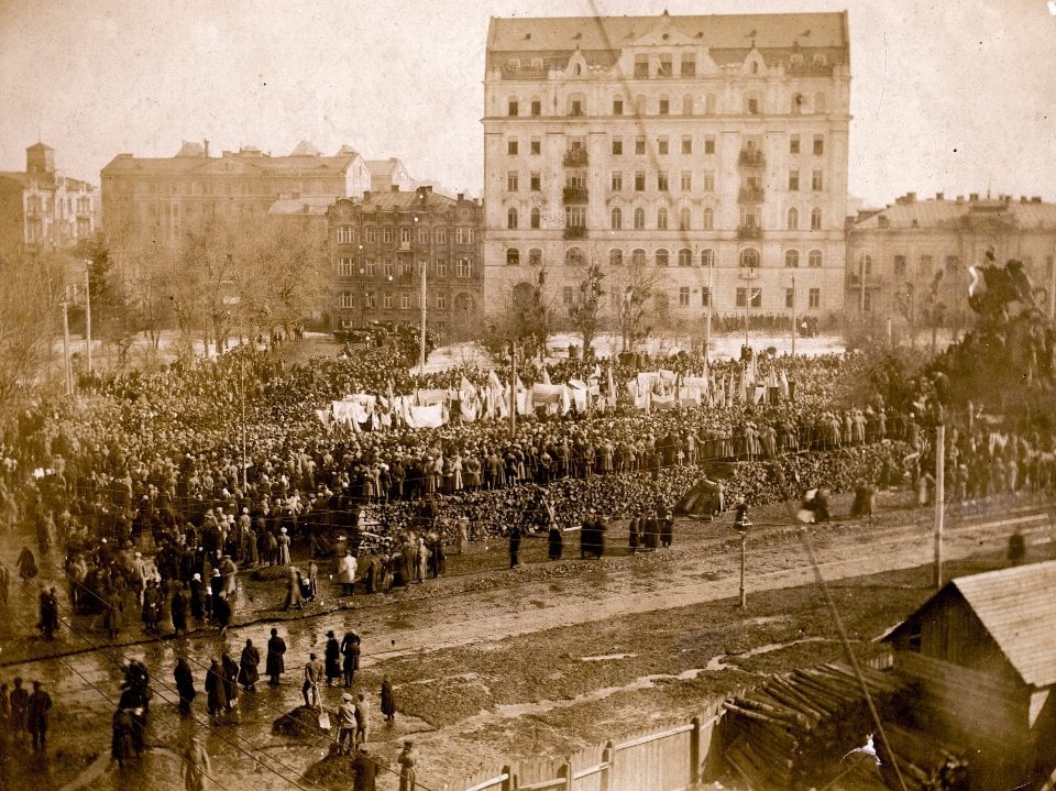 Мітинг 1 квітня 1917 року на Софійській площі. На фото на деяких прапорах верхня смуга світліша — враховуючи особливості тогочасної фото техніки,  вона, імовірно, була синього чи блакитного кольору, а нижня — жовта / Український інститут національної пам'яті 
