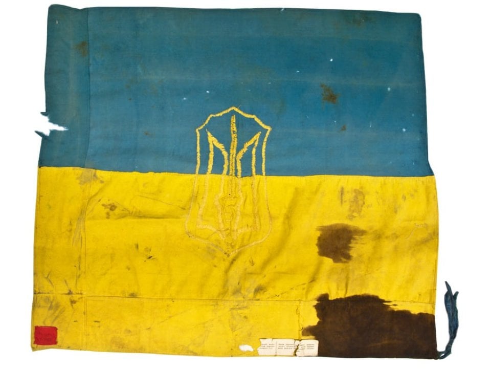 Синьо-жовтий прапор УПА, захоплений у 1944 році радянськими партизанами на Рівненщині. Стяг можливо був виготовлений ще до розколу ОУН у 1940 році, про що свідчить зображення тризуба з мечем / Національний музей історії України