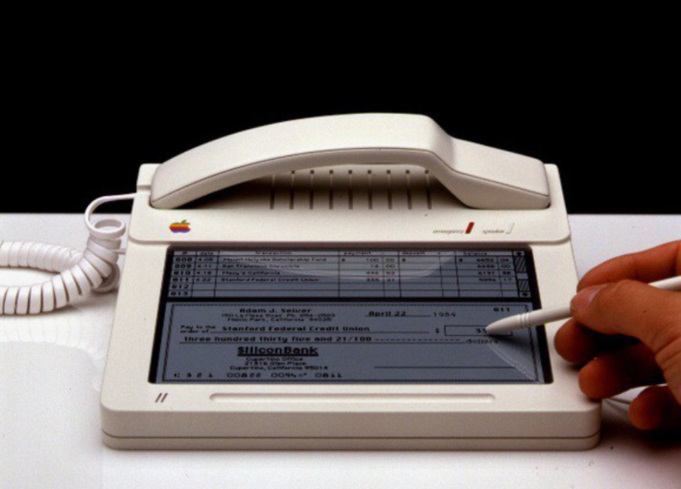 Телефон з першим сенсорним дисплеєм від Apple