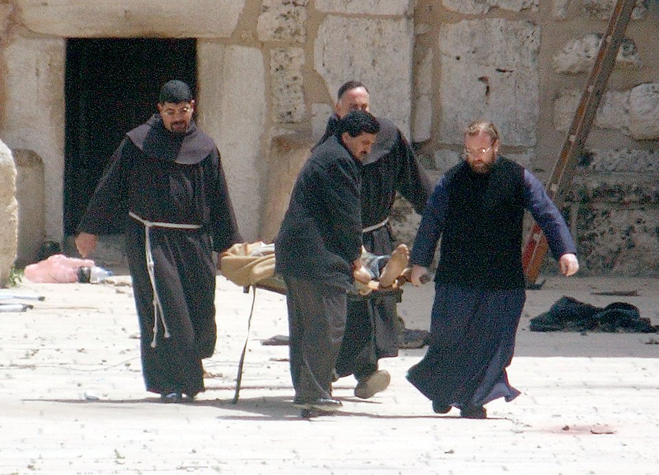 2000 рік. Друга інтіфада. Священики виносять з храму Різдва у Віфлеємі тіло вбитого ізраїльскім снайпером араба