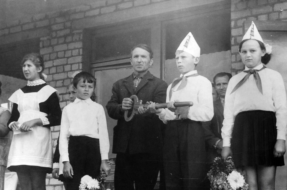 Церемонія передачі ключів від новозбудованої школи 1 вересня 1971 року в Бердичеві / berdychiv.in.ua