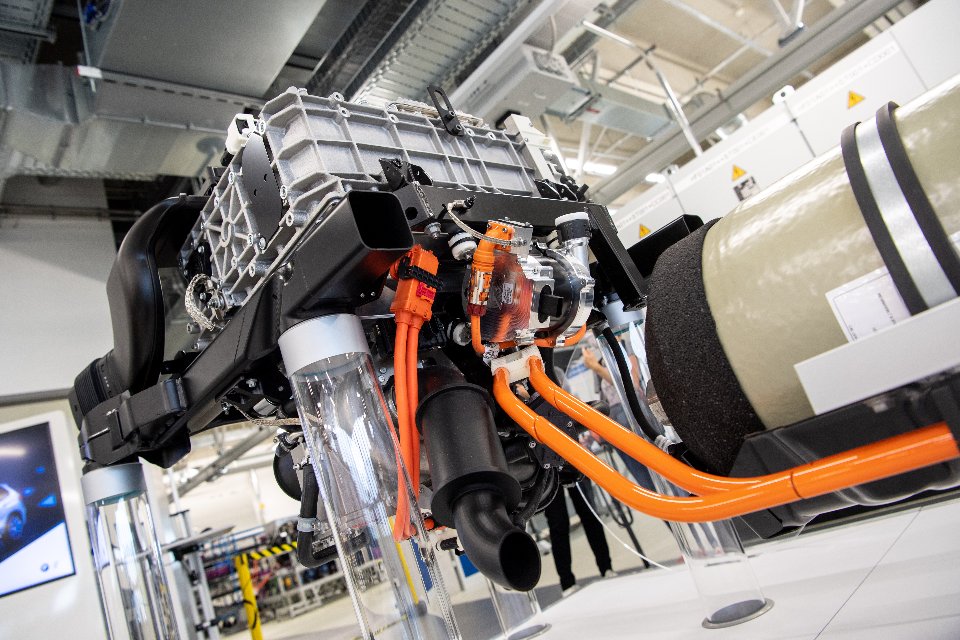 Экспериментальный водородный двигатель для BMW X5