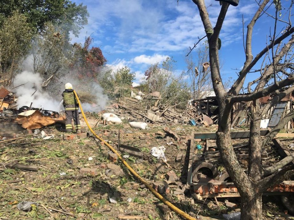 Зруйнований внаслідок ракетного удару будинок у Чугуєві