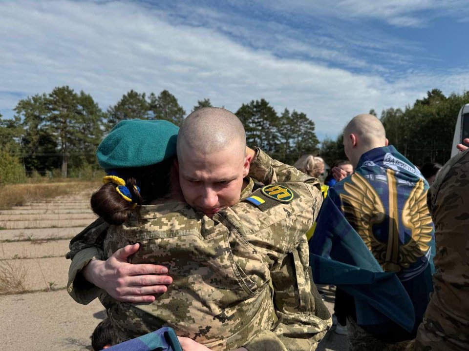 Україна повернула з полону рф ще 49 захисників і цивільних