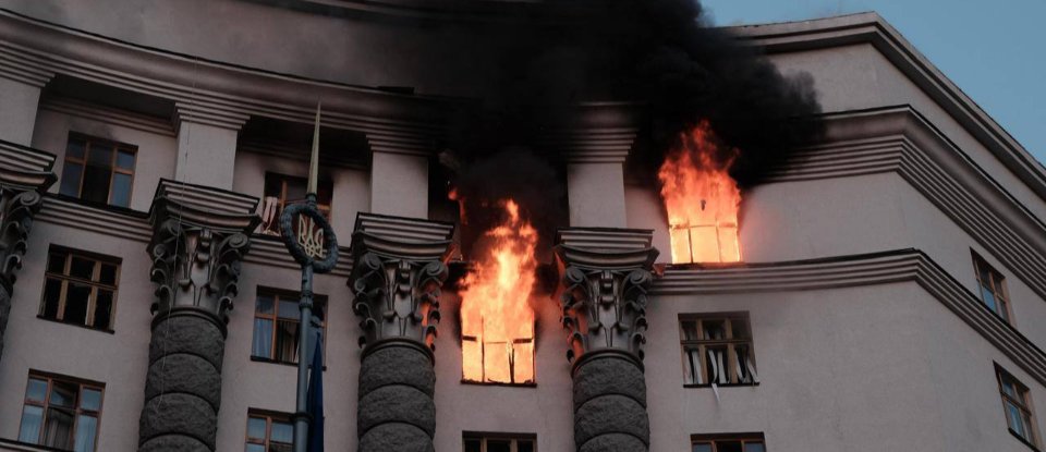 Пошкоджена будівля Уряду