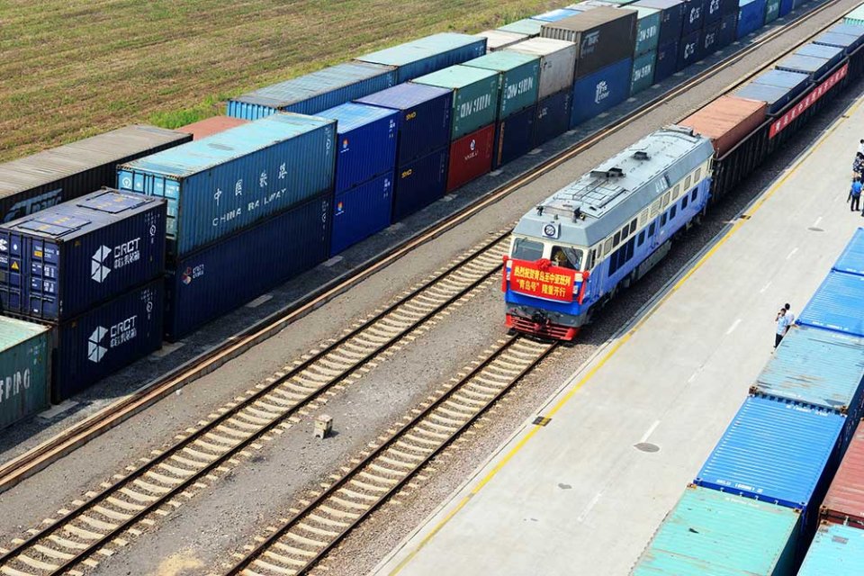 Більшість товарів з Китаю перевозять морем та залізницею/GettyImages