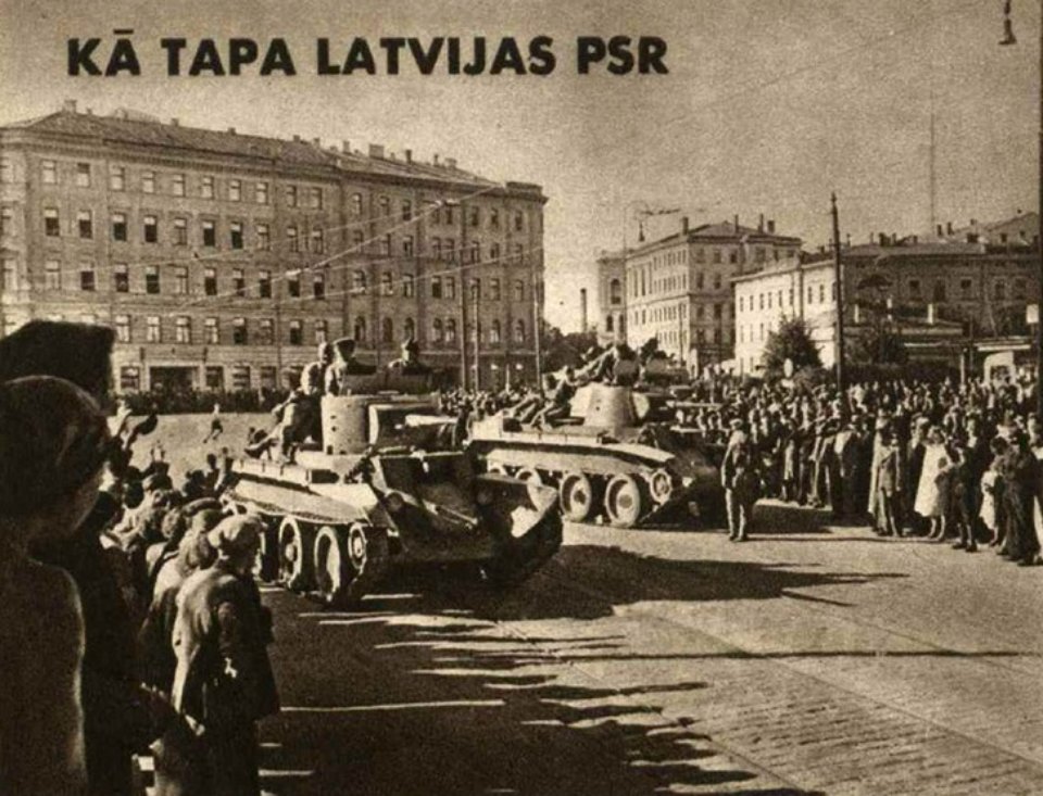 Радянські танки на вулицях Риги 17 червня 1940 року 
