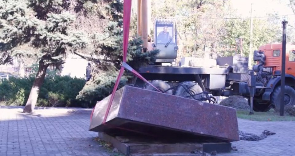 Демонтаж окупантами пам’ятника Жертвам Голодомору