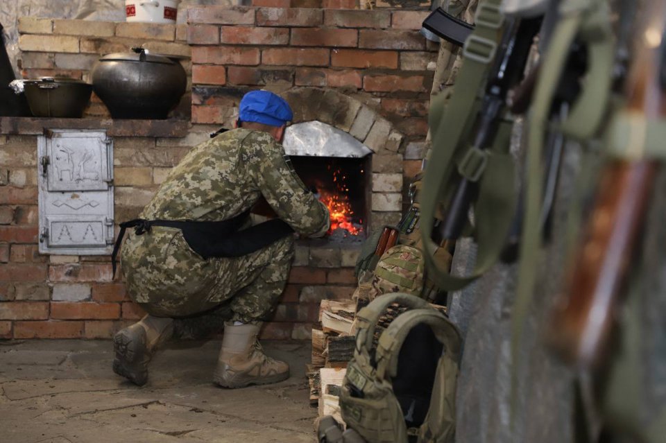 український військовий кухар біля печі